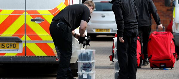 Британски истражитељи у заштитним оделима на месту тровања бившег пуковника ГРУ Сергеја Скрипаља и његове ћерке Јулије у Солсберију Британски истражитељи у заштитним оделима на месту тровања бившег пуковника ГРУ Сергеја Скрипаља и његове ћерке Јулије у Солсберију - Sputnik Србија