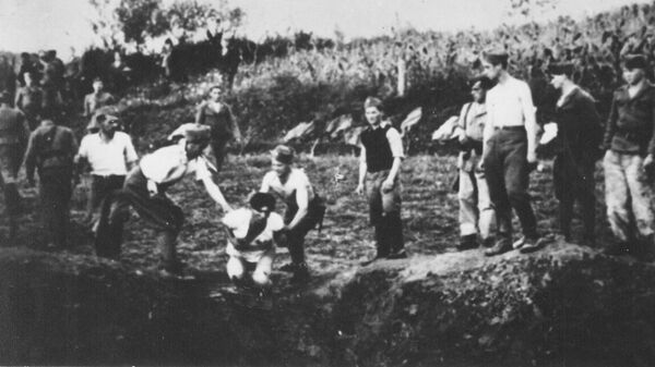 Усташки стражари убијају затворенике у логору Јасеновац за време Другог светског рата - Sputnik Србија