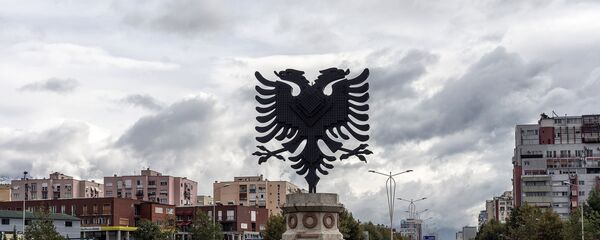 Грб Албаније на тргу у Тирани Грб Албаније на тргу у Тирани - Sputnik Србија