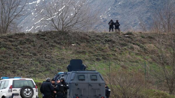 Policija tzv. Kosova pored puta blizu Kosovske Mitrovice - Sputnik Srbija