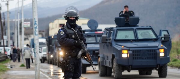Полиција тзв. Косова поред пута близу Косовске Митровице - Sputnik Србија