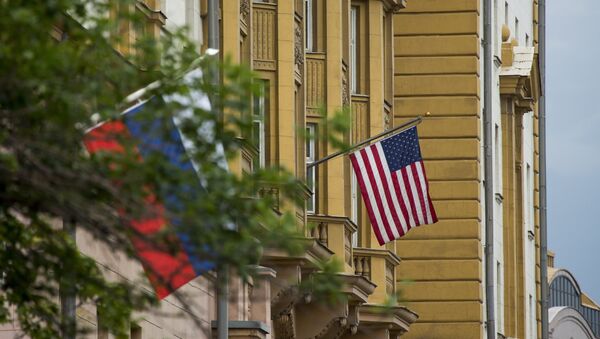 Заставе Русије и САД на згради амбасаде САД у Москви - Sputnik Србија