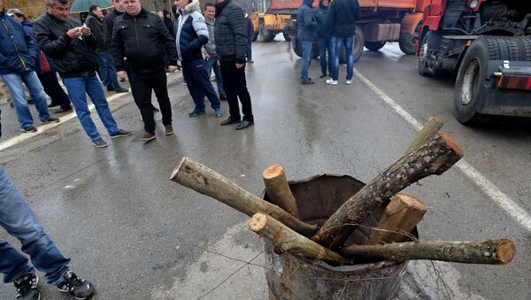 Građani se greju tokom blokade puta u Rudaru. - Sputnik Srbija