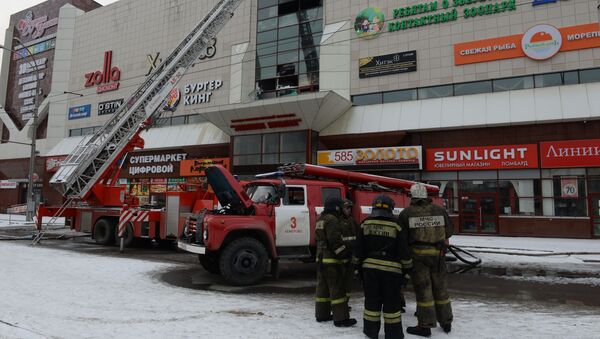 Ватрогасци гасе пожар у тржном центру Зимска вишња у Кемерову - Sputnik Србија