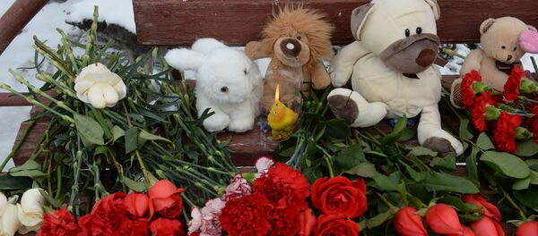 Цветы, свечи и мягкие игрушки возле здания торгового центра «Зимняя вишня» в Кемерово, где произошел пожар Цветы, свечи и мягкие игрушки возле здания торгового центра «Зимняя вишня» в Кемерово, где произошел пожар - Sputnik Србија
