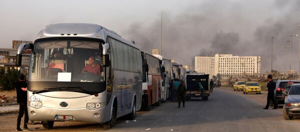 Конвој аутобуса са терористима и члановима њихових породица у предграђу Џобара у Дамаску - Sputnik Србија