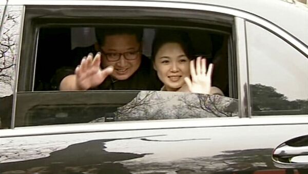 Lider Severne Koreje Kim Džong Un sa suprugom u Pekingu - Sputnik Srbija