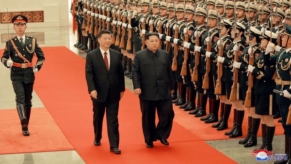 Председник Кине Си Ђинпинг и лидер Северне Кореје Ким Џонг Ун у Пекингу - Sputnik Србија