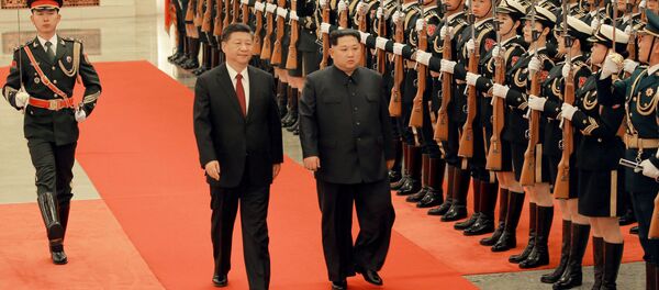 Председник Кине Си Ђинпинг и лидер Северне Кореје Ким Џонг Ун у Пекингу - Sputnik Србија