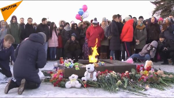 Skupovi u znak sećanja na žrtve tragedije u Kemerovu - Sputnik Srbija