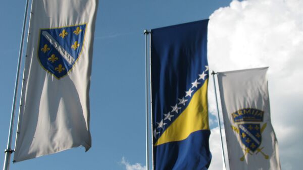 Bosanska zastava pored zasteva Bošnjačke vojske - Sputnik Srbija