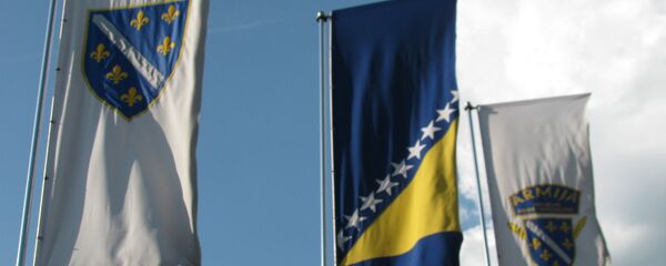 Bosanska zastava pored zasteva Bošnjačke vojske - Sputnik Srbija