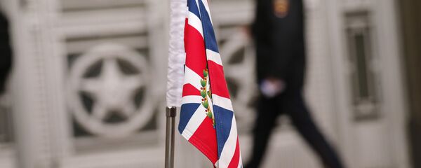 Британска застава испред Британске амбасаде у Москви Британска застава испред Британске амбасаде у Москви - Sputnik Србија