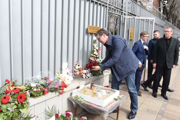 Aleksandar Vučić polaže cveće ispred Ambasade Rusije Aleksandar Vučić polaže cveće ispred Ambasade Rusije - Sputnik Srbija