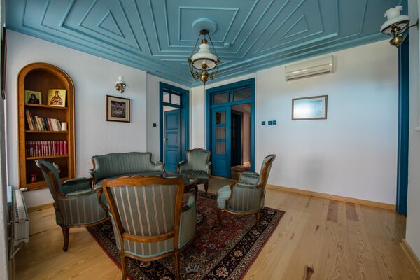 U obnovljenom krilu manastira je i salon za prijem visokih zvanica. U obnovljenom krilu manastira je i salon za prijem visokih zvanica. - Sputnik Srbija