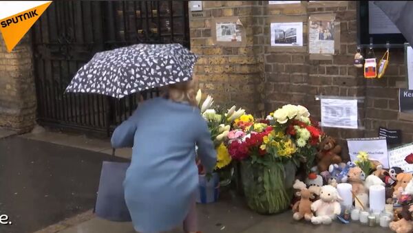 Građani Londona ispred Ambasade Rusije odaju počast žrtvama Kemerova - Sputnik Srbija