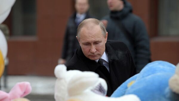Председник Русије Владимир Путин полаже цвеће у Кемерову - Sputnik Србија