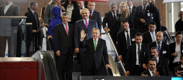 Predsednik Turske Redžep Tajip Erdogan u poseti Kosovu sa Hašimom Tačijem i premijerom Albanije Edijem Ramom - arhivsa fotografija Predsednik Turske Redžep Tajip Erdogan u poseti Kosovu sa Hašimom Tačijem i premijerom Albanije Edijem Ramom - arhivsa fotografija - Sputnik Srbija