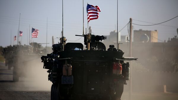 Konvoj američkih oklopnih vozila u sirijskom Manbidžu - Sputnik Srbija