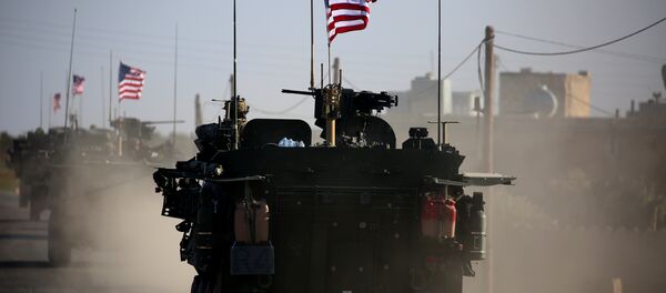 Konvoj američkih oklopnih vozila u sirijskom Manbidžu - Sputnik Srbija