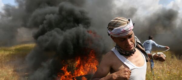 Palestinac tokom sukoba sa izraelskim trupama na granici Izraela i Gaze Palestinac tokom sukoba sa izraelskim trupama na granici Izraela i Gaze - Sputnik Srbija