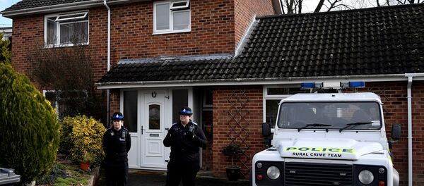 Припадници полиције стражаре испред куће бившег пуковника ГРУ Сергеја Скрипаља у Солсберију - Sputnik Србија