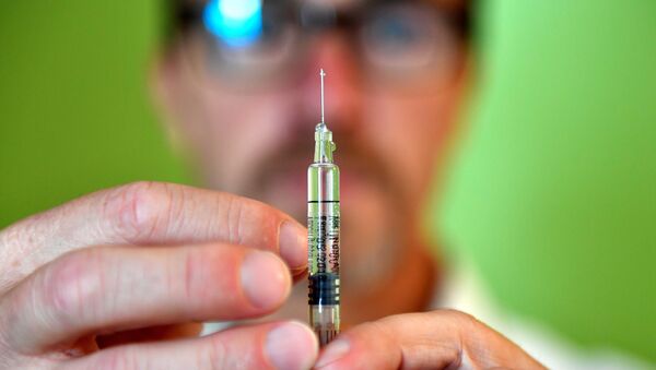 Farmaceut drži špric sa vakcinom protiv gripa - Sputnik Srbija