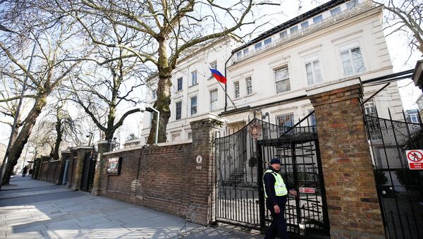 Pripadnik obezbeđenja ispred zgrade ambasade Rusije u Londonu - Sputnik Srbija