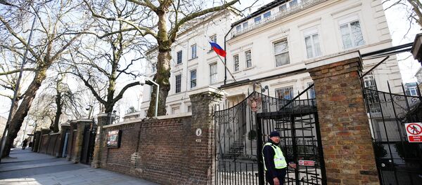 Припадник обезбеђења испред зграде амбасаде Русије у Лондону - Sputnik Србија