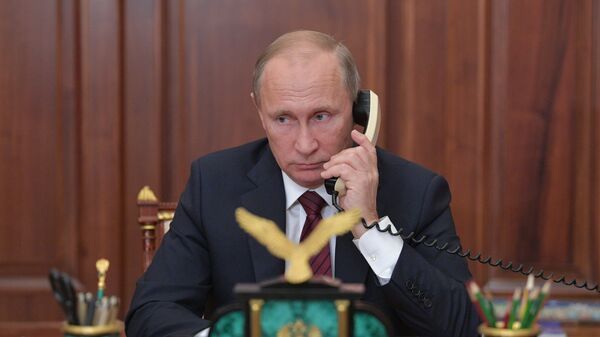 Predsednik Rusije Vladimir Putin tokom telefonskog razgovora - Sputnik Srbija