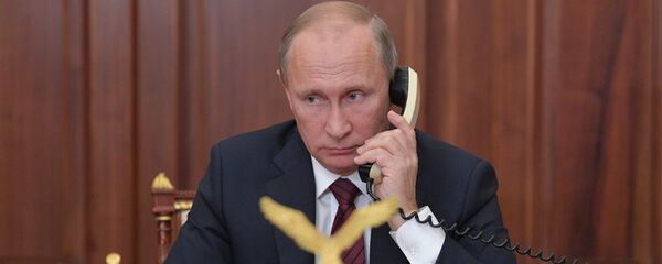 Председник Русије Владимир Путин током телефонског разговора Председник Русије Владимир Путин током телефонског разговора - Sputnik Србија