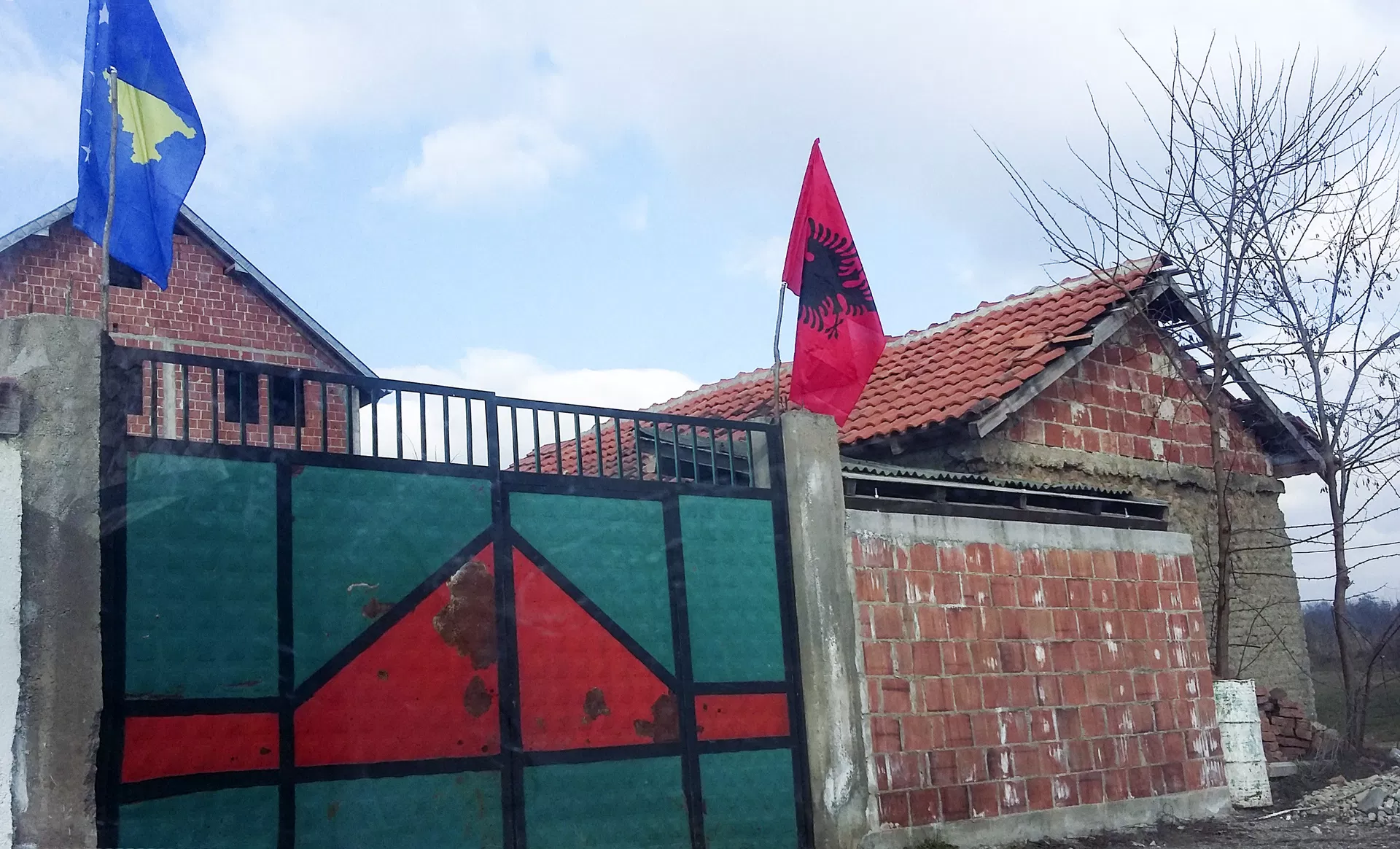 Zastave tzv. Kosova i Albanije na kapiji kuće u blizini Prizrena Zastave tzv. Kosova i Albanije na kapiji kuće u blizini Prizrena - Sputnik Srbija, 1920, 07.03.2025