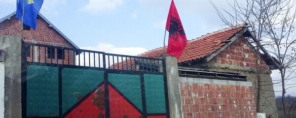 Zastave tzv. Kosova i Albanije na kapiji kuće u blizini Prizrena - Sputnik Srbija