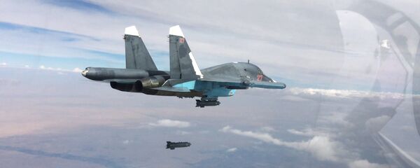 Ловац Су-34 током ваздушног напада на провинције Рака и Алеп - Sputnik Србија