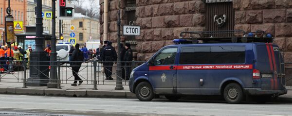 Vozilo Istražnog komiteta Rusije pored ulaska u stanicu metroa Tehnološki institut u Sankt Peterburgu, gde se dogodila eksplozija Vozilo Istražnog komiteta Rusije pored ulaska u stanicu metroa Tehnološki institut u Sankt Peterburgu, gde se dogodila eksplozija - Sputnik Srbija