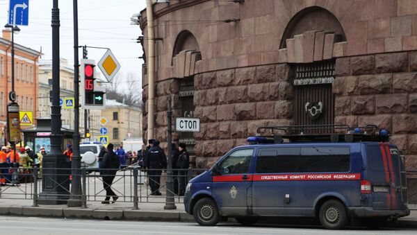 Vozilo Istražnog komiteta Rusije pored ulaska u stanicu metroa Tehnološki institut u Sankt Peterburgu, gde se dogodila eksplozija - Sputnik Srbija