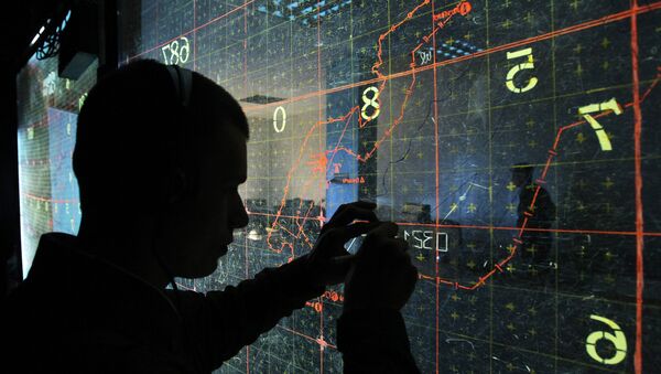 Оператор гледа карте на војној вежби - Sputnik Србија