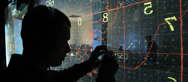 Operator gleda karte na vojnoj vežbi - Sputnik Srbija
