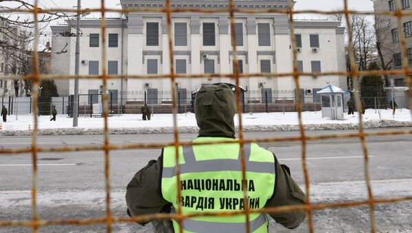 Pripadnici policije i nacionalne garde Ukrajine blokiraju zgradu ambasade Rusije u Kijevu kako bi sprečili glasanje na predsedničkim izborima u Rusiji - Sputnik Srbija