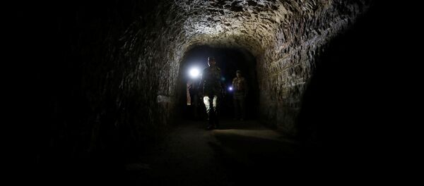 Сиријски војник у тунелу којег су користили терористи и Јобару, источна Гута, Дамаск, 2. априла 2018. - Sputnik Србија