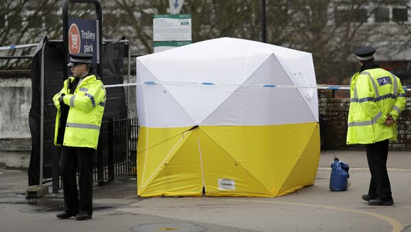 Police officers guard a cordon around a police tent covering a supermarket car park pay machine near the area where former Russian double agent Sergei Skripal and his daughter were found critically ill following exposure to the Russian-developed nerve agent Novichok in Salisbury, England, Tuesday, March 13, 2018 - Sputnik Србија