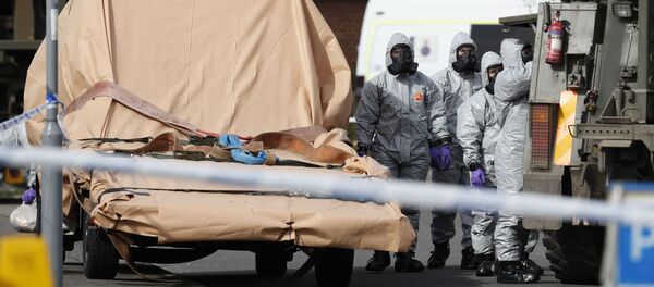 Припадници британске војске у заштитним оделима на месту тровања бившег пуковника ГРУ Сергеја Скрипаља у Солсберију - Sputnik Србија