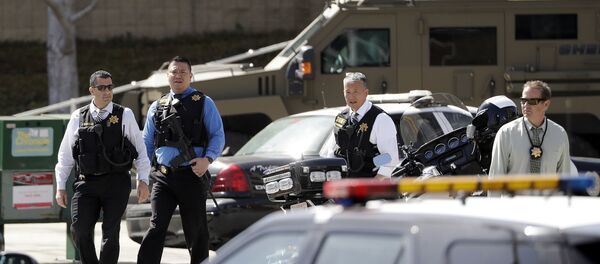 Наоружани полицајци излазе из седишта Јутјуба у Сан Бруну у Калифорнији Наоружани полицајци излазе из седишта Јутјуба у Сан Бруну у Калифорнији - Sputnik Србија