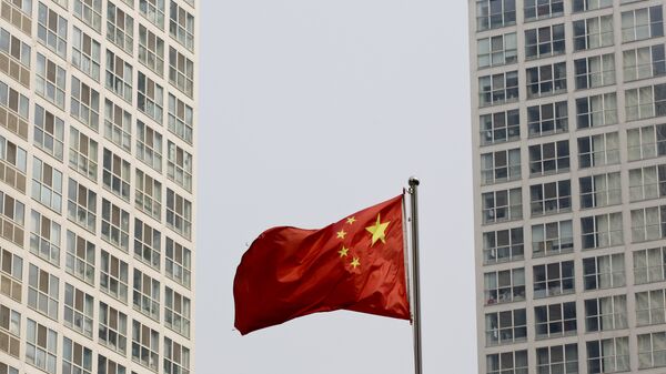 Застава Кине вијори се на ветру између вишеспратница у Пекингу - Sputnik Србија