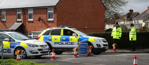 Полицајци стражаре испред куће бившег припадника ГРУ Сергеја Скрипаља у Солсберију - Sputnik Србија