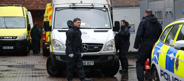 Policajci na mestu trovanja bivšeg pukovnika GRU Sergeja Skripalja u Solsberiju - Sputnik Srbija