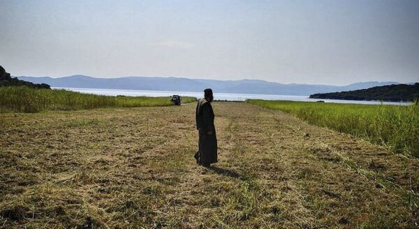 Hilandarska polja i vinogradi protežu se čak do mora. Hilandarska polja i vinogradi protežu se čak do mora. - Sputnik Srbija