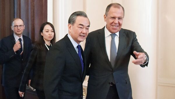 Министри спољних послова Кине и Русије, Ванг Ји и Сергеј Лавров, на састанку у Москви - Sputnik Србија