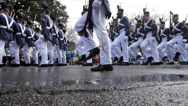 Војни марш током параде Марди Грас у Њу Орлеансу, недеља, 11. фебруара 2018. - Sputnik Србија