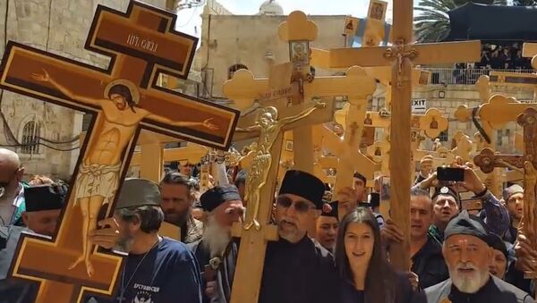 Vernici pevaju Oj Kosovo, Kosovo noseći krstove u Jerusalimu - Sputnik Srbija